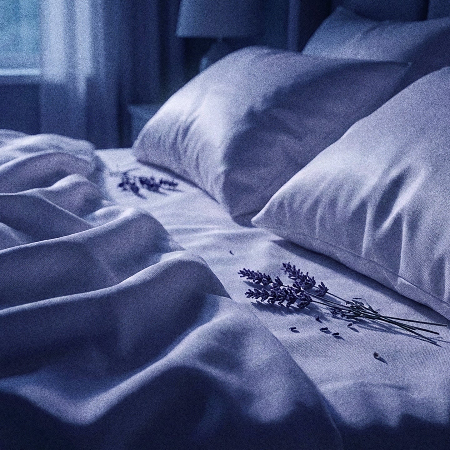 Letto con lenzuola blu di seta e fiori, per favorire il rilassamento e un sonno profondo.