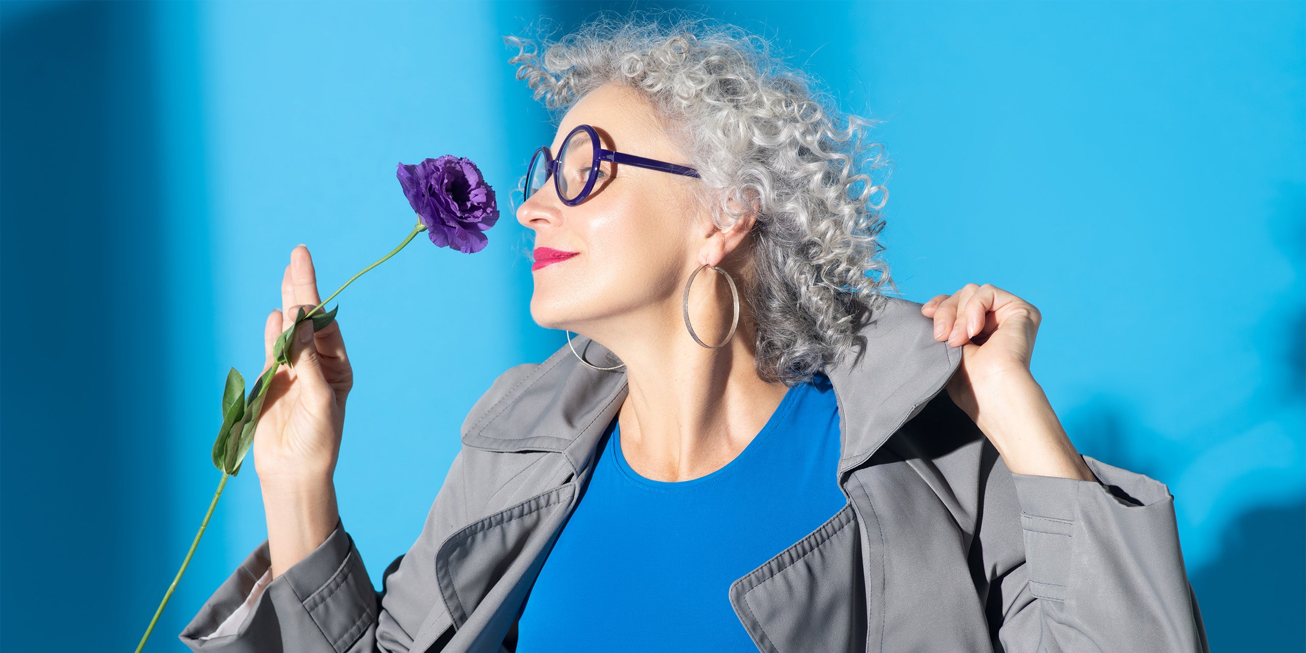 Ritratto di una donna matura elegante e sicura di sé, che rappresenta la stabilità e l'energia ritrovata.